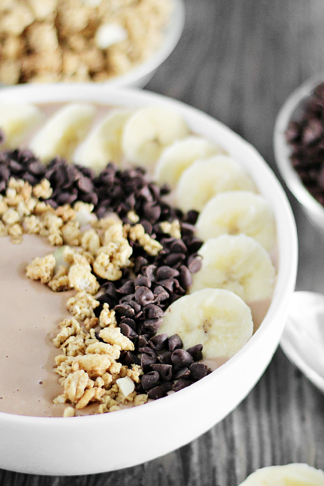 Delicious Smoothie Bowl with Peanut Butter and Chocolate... add bananas, chocolate chips and granola (or toppings of choice). Recipe at livelaughrowe.com