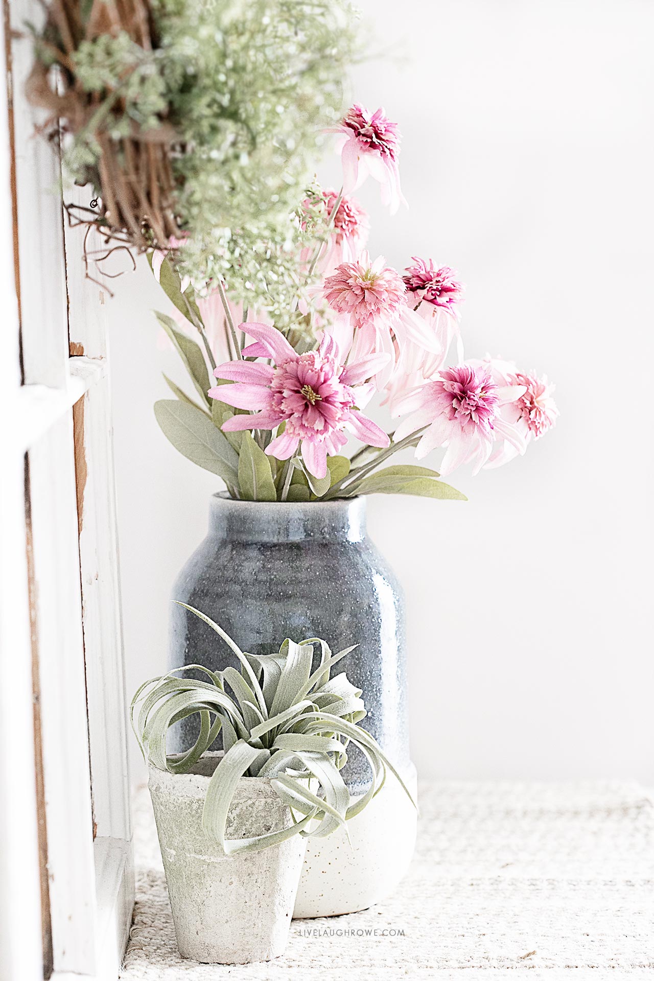 Sun Daisies in Spring Vignette