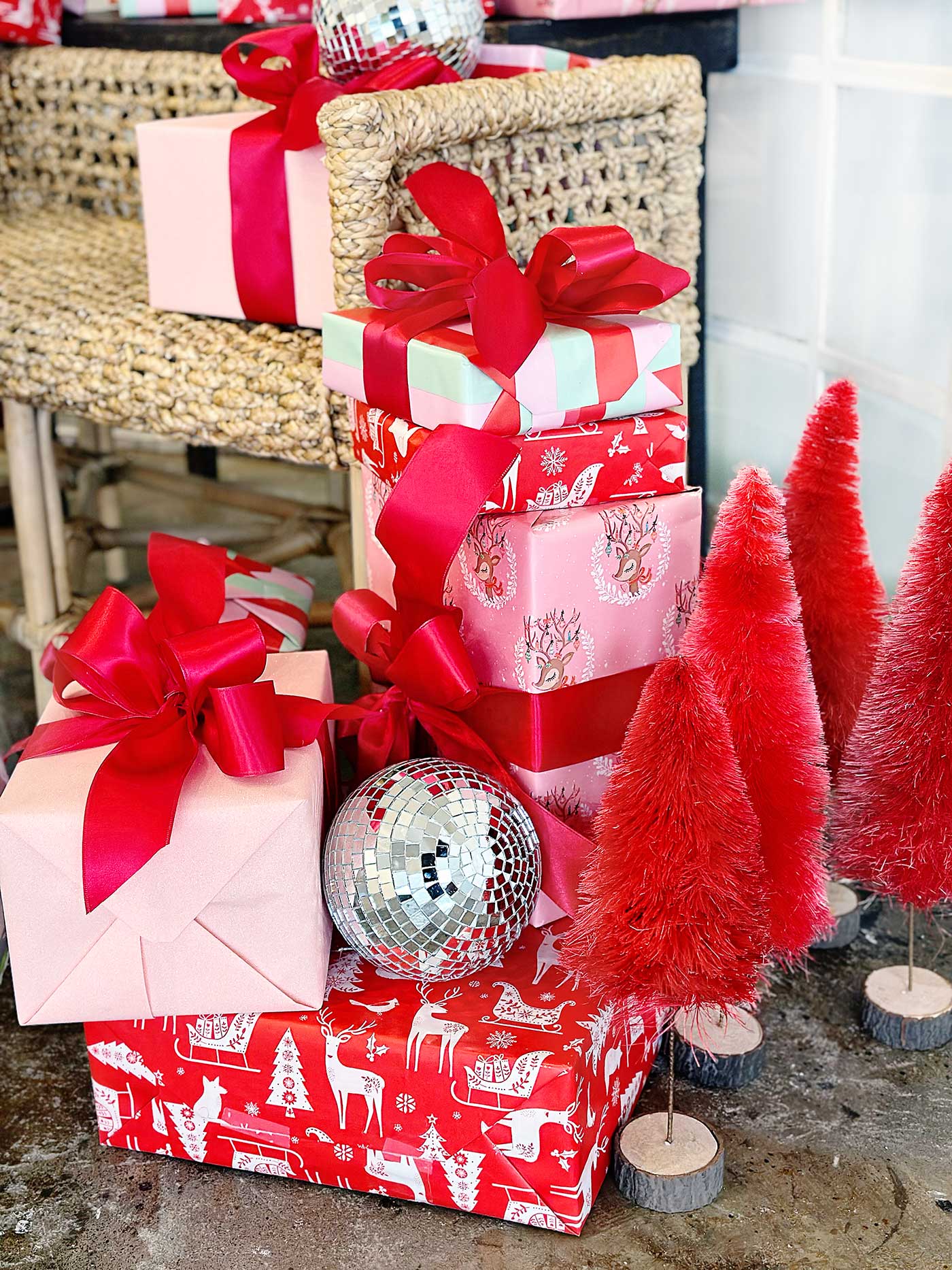 Holiday pink and red vignette