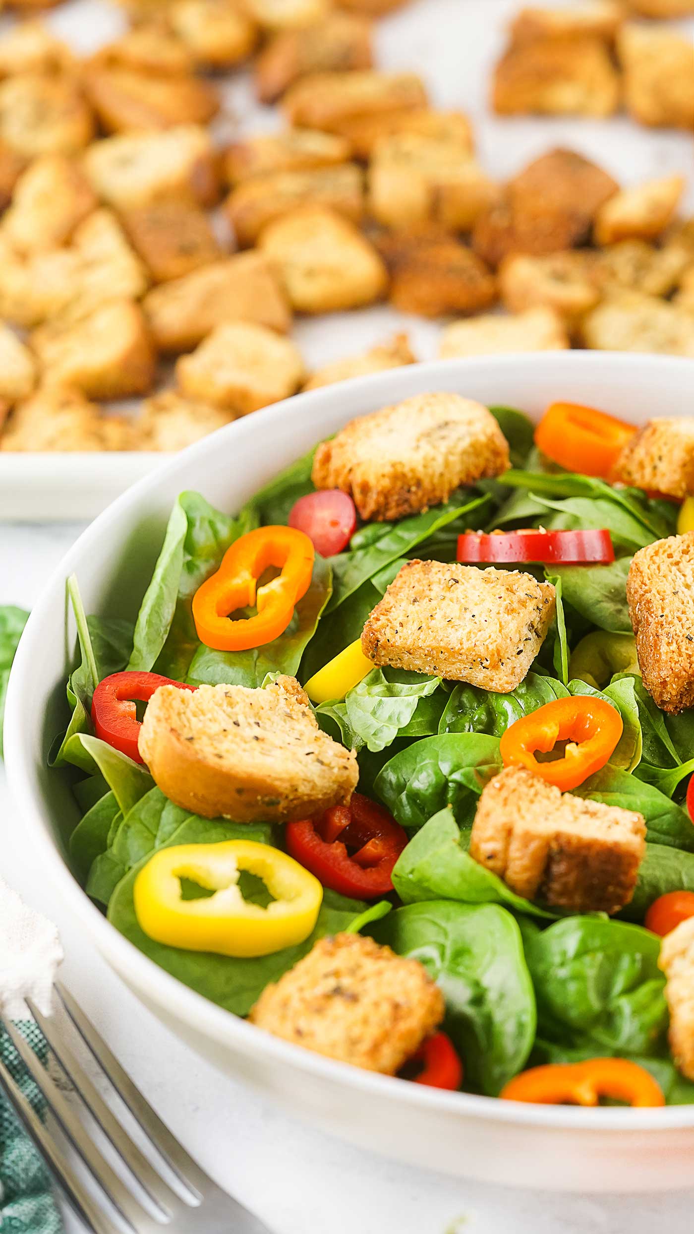 Salad with peppers and croutons